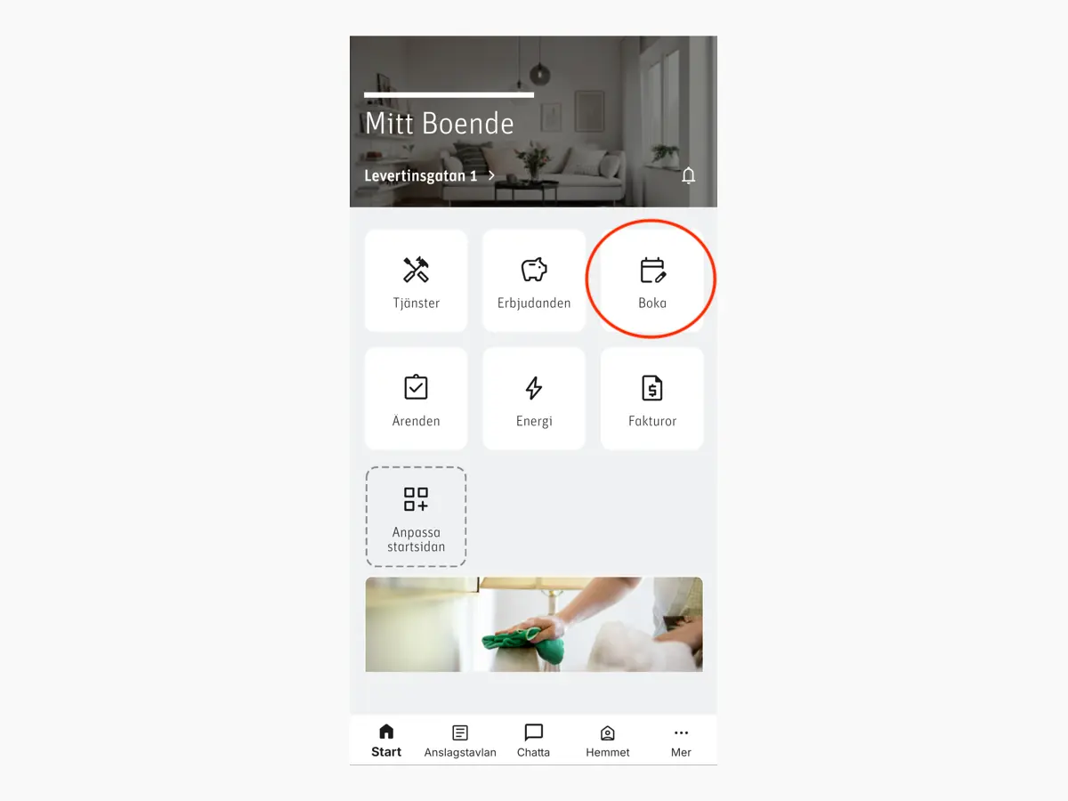 Skärmklipp av mobilappen ”Mitt Boende” för adressen Levertinsgatan 1. Appens startsida visas med olika snabbvalsknappar i ett rutnät, där ikonen för ”Boka” är tydligt markerad med en röd cirkel.