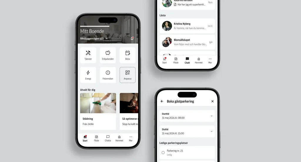 Bilden visar tre smartföljer som presenterar olika skärmar från användargränssnittet i boendeappen ”Mitt Boende” mot en ljusgrå bakgrund. Den vänstra mobilen visar appens startsida med adressen ”Riksbyggenvägen 123”. På skärmen syns olika klickbara kategorier i ett rutnät: Tjänster, Erbjudanden, Boka, Energi, Felanmälan och Anpassa. Längre ner finns utvalda erbjudanden, bland annat för städning från 249 kr, samt en menyrad i botten. Den övre högra mobilen visar ett socialt flöde eller en chatthistorik under rubriken ”Lästa”. Det syns meddelanden från grannar eller lokala grupper (t.ex. Kristina Nyberg och Blomsällskapet) med profilbilder och tidstämplar. Den nedre högra mobilen visar bokningssidan ”Boka gästparkering”. Här syns fält för att välja starttid och sluttid (31 maj 2024) samt en lista över lediga parkeringsplatser där ”Parkering nr. 23 – Ledig” visas som ett valbart alternativ.